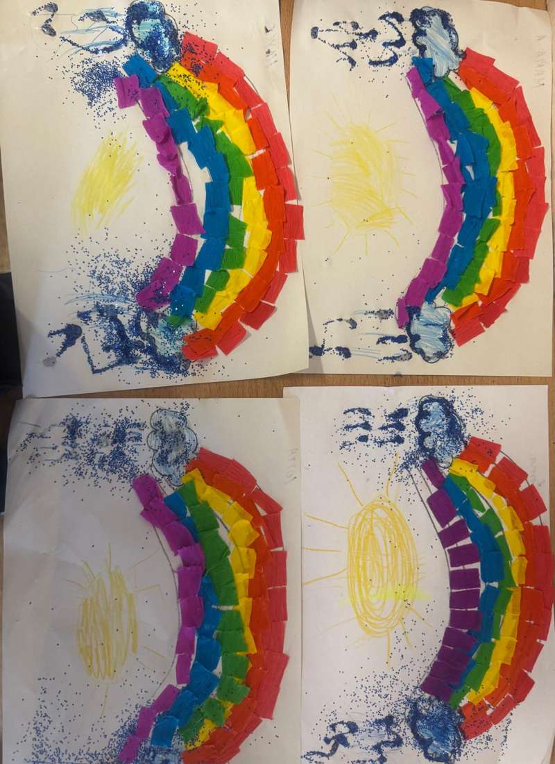 Gebastelte Regenbogen-Bilder der Kinder aus Krepppapier und Glitzer